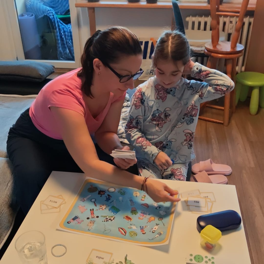 Dítě hraje slovní hru s kartičkami